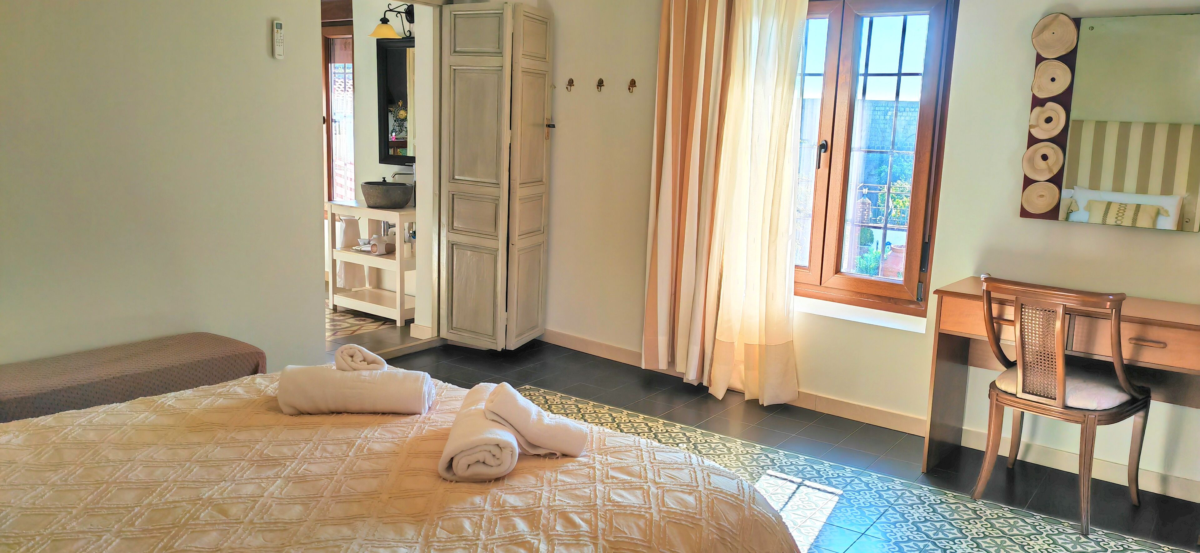 6 habitaciones, escritorio y tabla de planchar con plancha 