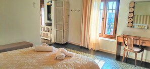 6 chambres, bureau, fer et planche à repasser, lit parapluie