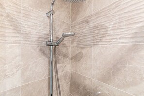 Dusche, Haartrockner, Handtücher