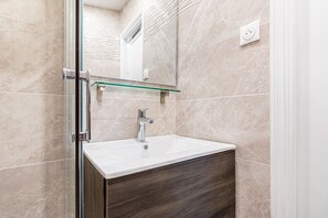 Shower, hair dryer, towels - GuestReady - Central Serenity near Palais Garnier (Paris)