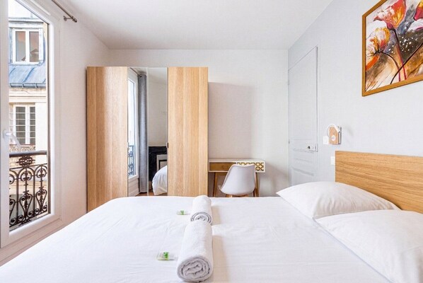 2 bedrooms, desk, iron/ironing board, Internet