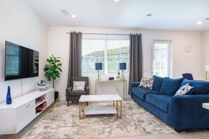 Stadtwohnung, Mehrere Betten, Küche, Gartenblick (Sapphire Hideaway at The Enclaves) | Wohnbereich | 42-Zoll-Flachbildfernseher mit Digitalempfang