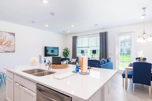 Townhome, Multiple Beds, Kitchen, Garden View (Sapphire Hideaway at The Enclaves) | Interior