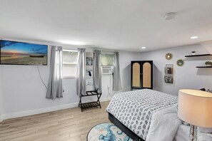 Studio Suite, 1 Tempat Tidur Queen, patio, pemandangan kebun | 1 kamar tidur dan didekorasi berbeda-beda