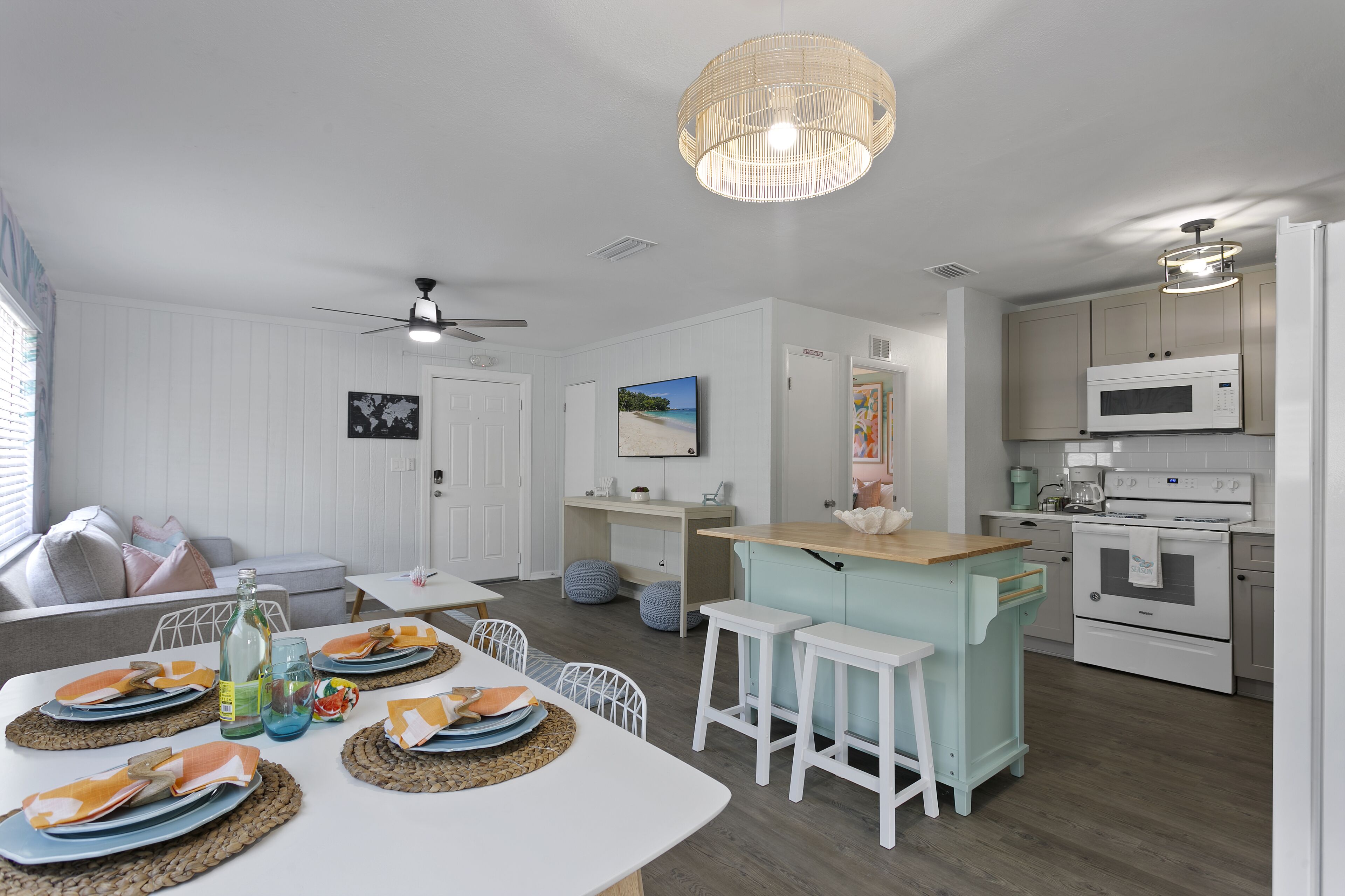 Frigorifero, microonde, forno, piano cottura