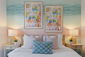 3 makuuhuonetta, tallelokero huoneessa, silitysrauta/-lauta