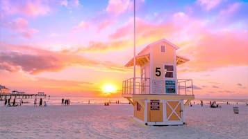 Solstolar och strandhanddukar