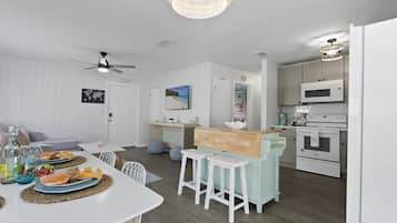 Kylskåp, mikrovågsugn, ugn och spishäll