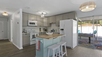 Kylskåp, mikrovågsugn, ugn och spishäll