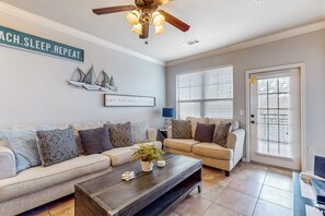 TV, DVD player, books - Serene condo with a balcony & a washer/dryer plus pools, gym, & game room (Davenport)