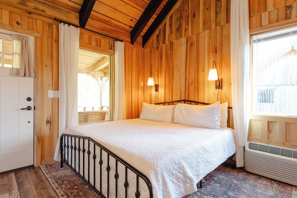 1 bedroom, travel cot, free WiFi, bed sheets