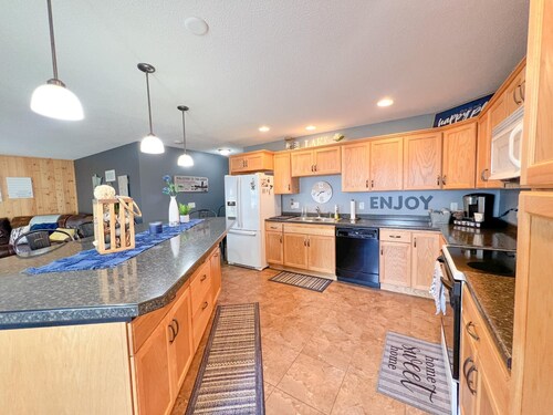 Lakeside Gem ~ Walk to Marina ~ Private Beach/Dock