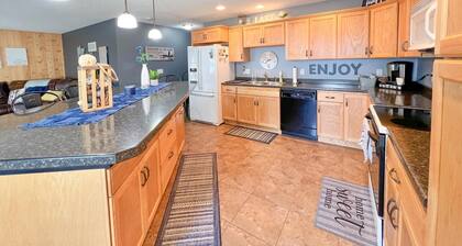 Lakeside Gem ~ Walk to Marina ~ Private Beach/Dock