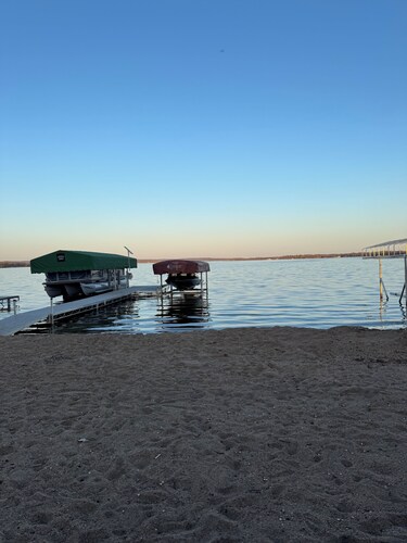 Lakeside Gem ~ Walk to Marina ~ Private Beach/Dock