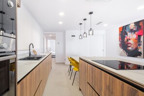 Refrigerador, microondas, horno y lavavajillas 