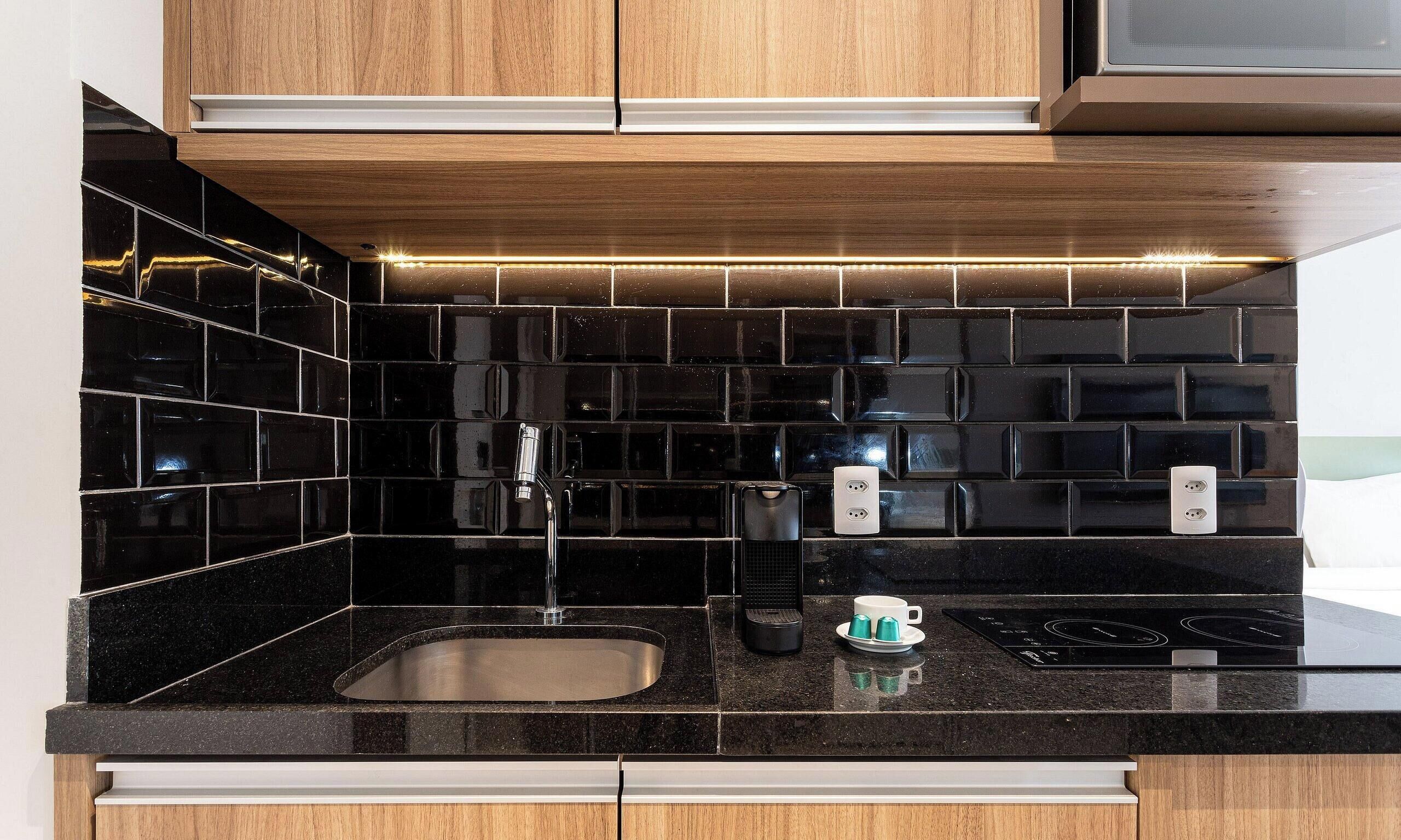 Eenvoudige studio | Privékeuken | Een microgolfoven, een kookplaat, een espressoapparaat