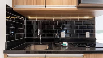 Basic Studio | Private kitchen | Microwave, stovetop, espresso maker, cookware/dishes/utensils