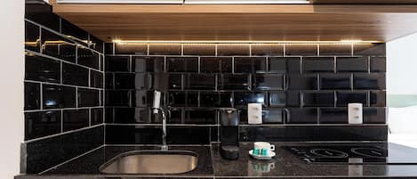 Basic Studio | Private kitchen | Microwave, stovetop, espresso maker, cookware/dishes/utensils