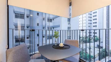 Classic Studio | Dining