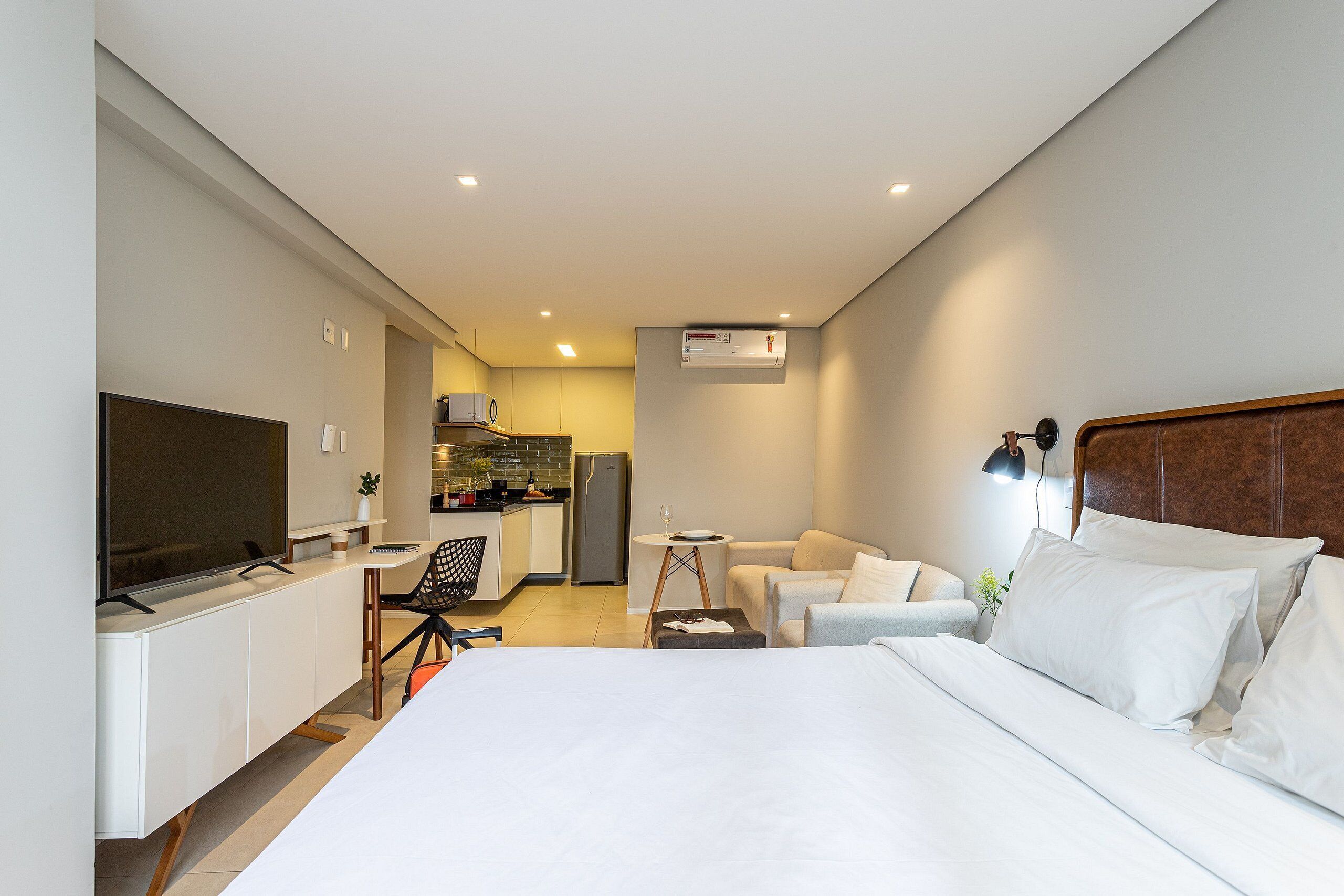 Tabla de planchar con plancha, wifi gratis y ropa de cama 