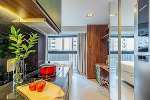 Panoramic Studio | Private kitchen - Next Home Design by Viva - Apartamentos em prédio próximo ao Parque do Ibirapuera (São Paulo)