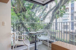 Deluxe Studio | Dining - Next Home Design by Viva - Apartamentos em prédio próximo ao Parque do Ibirapuera (São Paulo)