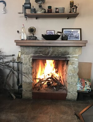 House | Interior - Beautiful 3 Bedr House in Arakapas With Fireplace (Arakapas)