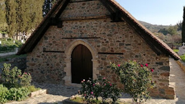 A stone building with a sloped roof and a central arched doorway. - Beautiful 3 Bedr House in Arakapas With Fireplace (Arakapas)