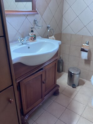 House | Bathroom | Combined shower/tub, deep soaking tub, hair dryer, towels - Beautiful 3 Bedr House in Arakapas With Fireplace (Arakapas)