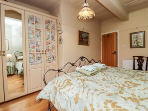 2 bedrooms, individually decorated, individually furnished