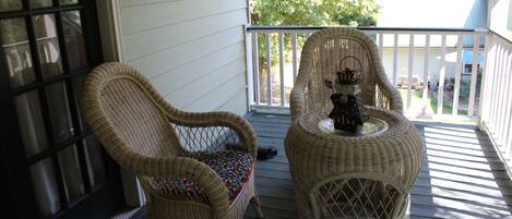 Zimmer, Mehrere Betten, Terrasse, Gartenblick | Unterkunftsgelände