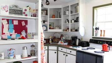 Habitación, varias camas, patio, vista al jardín | Cocina privada | Refrigerador, microondas, horno y parrilla de estufa