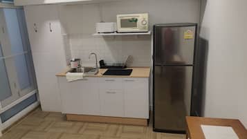 雪櫃、微波爐、咖啡機/沖茶器、電熱水壺