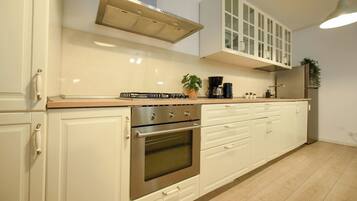 Fridge, oven, stovetop, coffee/tea maker