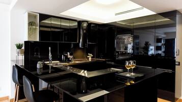 Køleskab, mikrobølgeovn, ovn, kogeplade