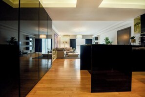 Interior - THE RICH & FAMOUS | Spacious 1BR Apt with balcony (București)