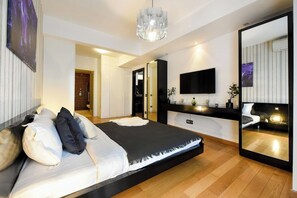 1 bedroom, desk, iron/ironing board, WiFi - THE RICH & FAMOUS | Spacious 1BR Apt with balcony (București)