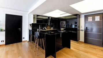 Refrigerador, microondas, horno, placa de cocina