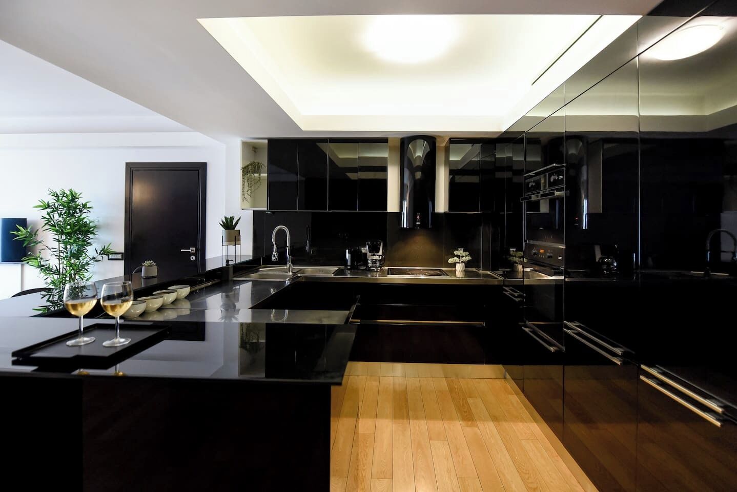 Cafetera y tetera, refrigerador, microondas y horno 