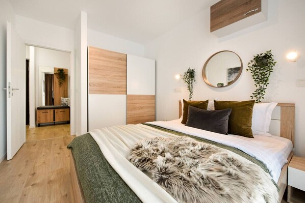 1 bedroom, desk, iron/ironing board, WiFi