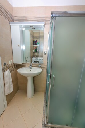 Poreamme, hiustenkuivaaja, bidee, pyyhkeet