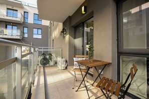 Outdoor dining - BEYOND ABSTRACT | Gorgeous 1BR Apt (București)