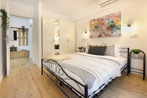 1 bedroom, desk, iron/ironing board, WiFi