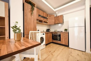 Fridge, oven, stovetop, coffee/tea maker