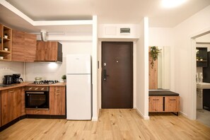 Fridge, oven, stovetop, coffee/tea maker