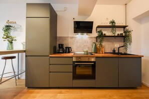 Fridge, oven, stovetop, coffee/tea maker
