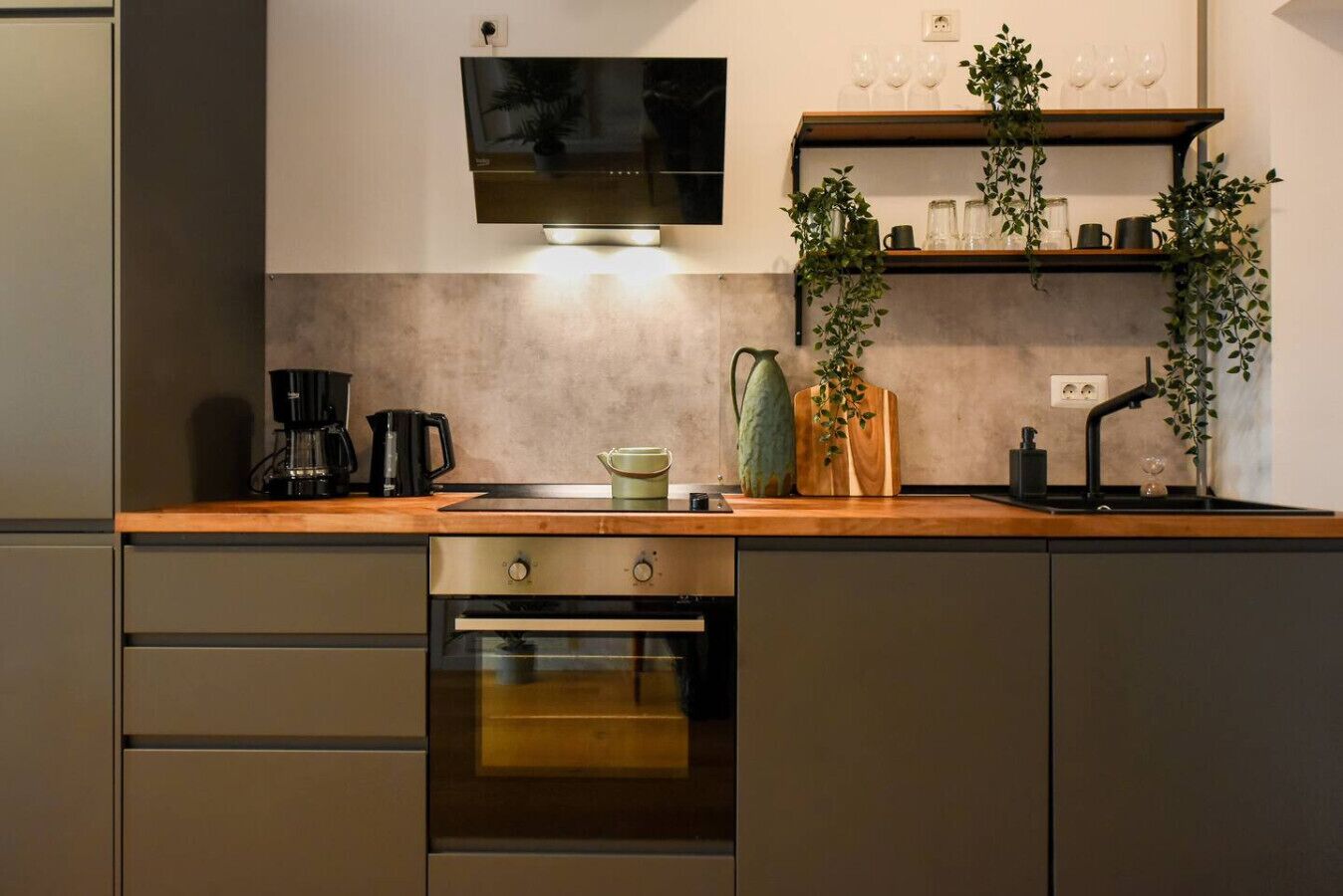 Refrigerador, horno, parrilla de estufa y cafetera y tetera 