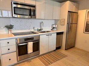 Microwave, oven, dishwasher, coffee/tea maker