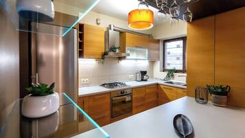 Køleskab, ovn, kogeplade, opvaskemaskine