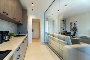 Fridge, oven, stovetop, dishwasher
